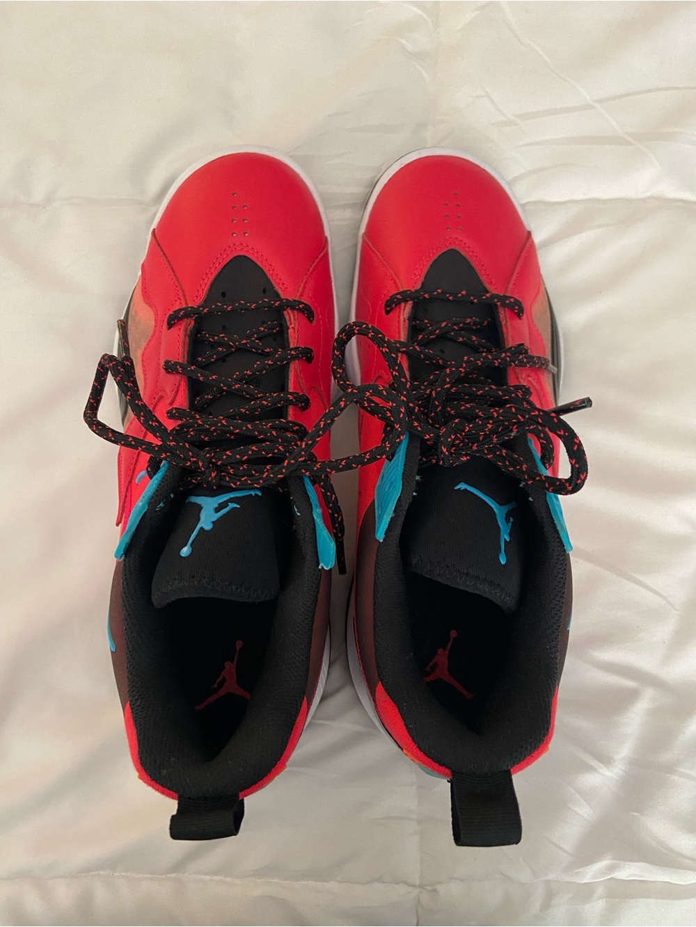 NWOT WOMENS NIKE SNEAKERS SIZE 11